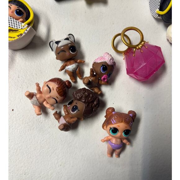 Huge L.O.L. Mini Lil Sisters and Purses or bags bundle - Picture 2 of 5